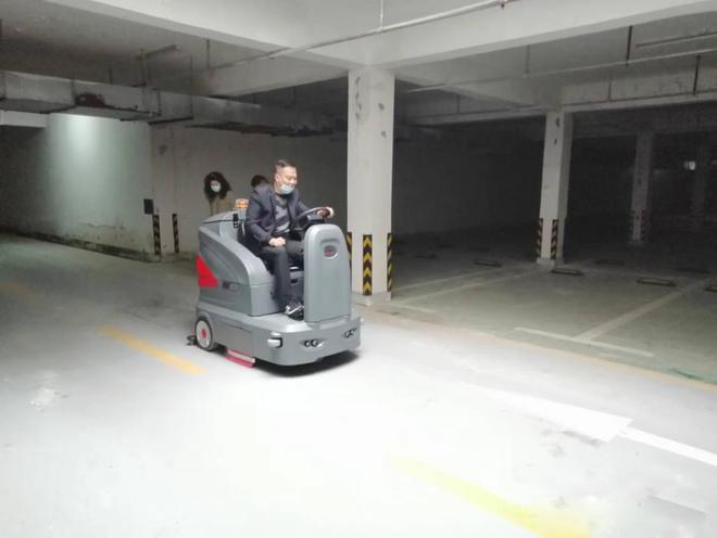 永州小区物业保洁不用人力改用驾驶式洗地机了